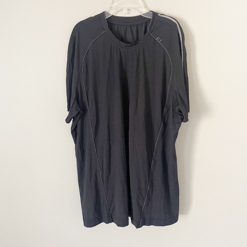 Lululemon Size XL Dark Gray Pinstripe Men’s Short Sleeve Workout Shirt